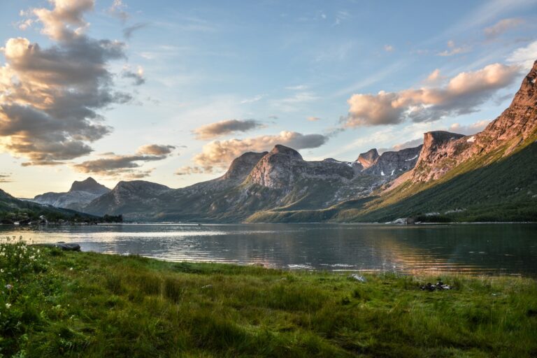 mountain-and-lake-at-sunset-135157.jpg